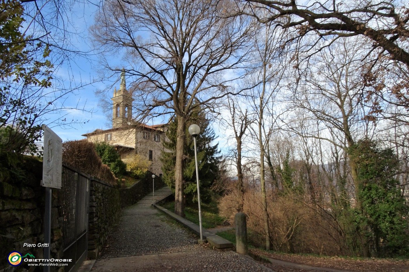 16 Salita d'ingresso al Santuario.JPG